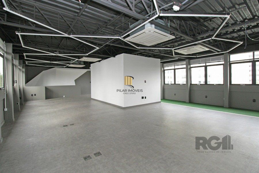 Conjunto com 171,46m² área privativa, com 1 vaga de garagem.