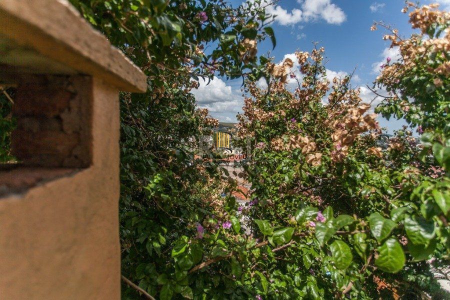Casa para Venda - 400m², 3 dormitórios, sendo 1 suites, 5 vagas - Cristal