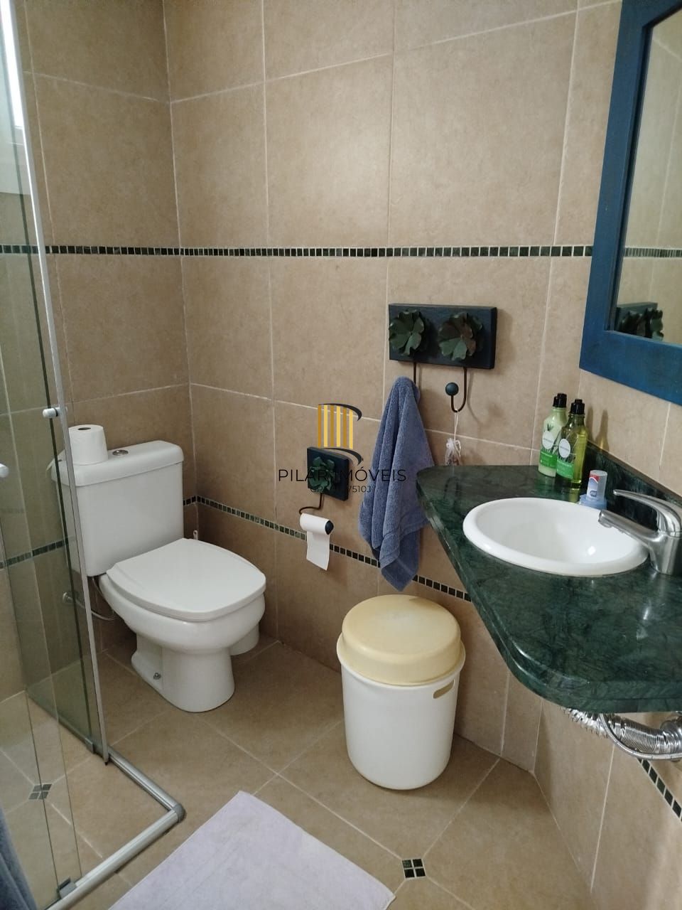 Venda casa em condomínio semi-novo com 330 metros quadrados privativos, 3 suítes, sendo 2 imensas e uma delas com lareira, lavabo, churrasqueira, terraço, piscina