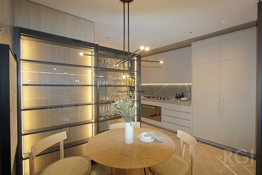 Apartamento para Venda - 230m², 3 dormitórios, sendo 3 suites, 3 vagas - Petrópolis