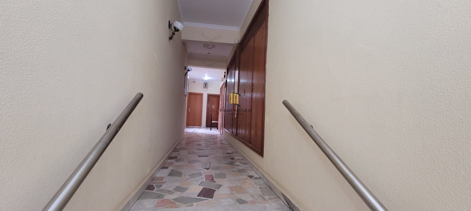 Venda apartamento totalmente reformado, 3 dormitórios living amplo, ótima iluminação, lareira ecológica, centro histórico