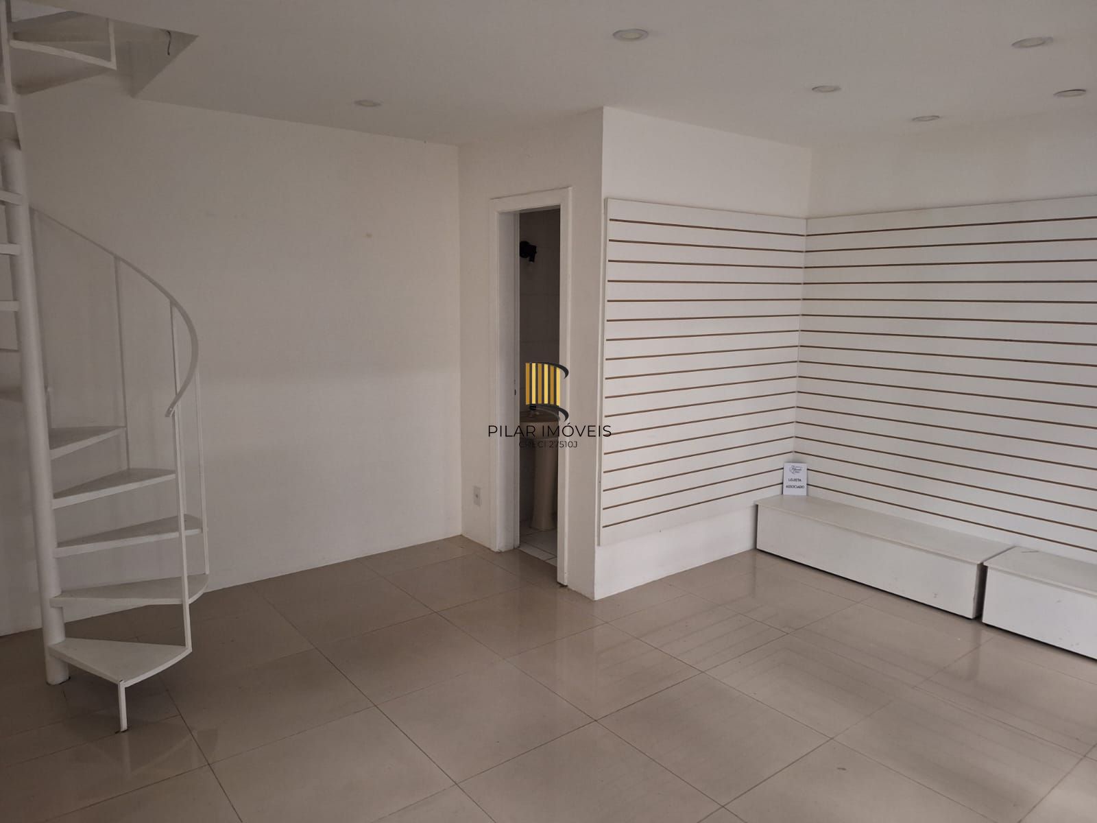 LOJA TÉRREA NA GALERIA QUINTA AVENIDA CENTER, Bairro Moinhos ,45,38 m2 com mezanino com vaga de garagem.