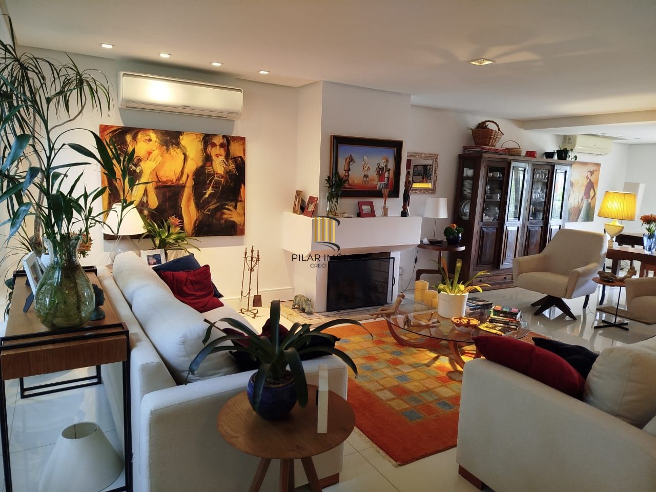 Venda casa em condomínio semi-novo com 330 metros quadrados privativos, 3 suítes, sendo 2 imensas e uma delas com lareira, lavabo, churrasqueira, terraço, piscina
