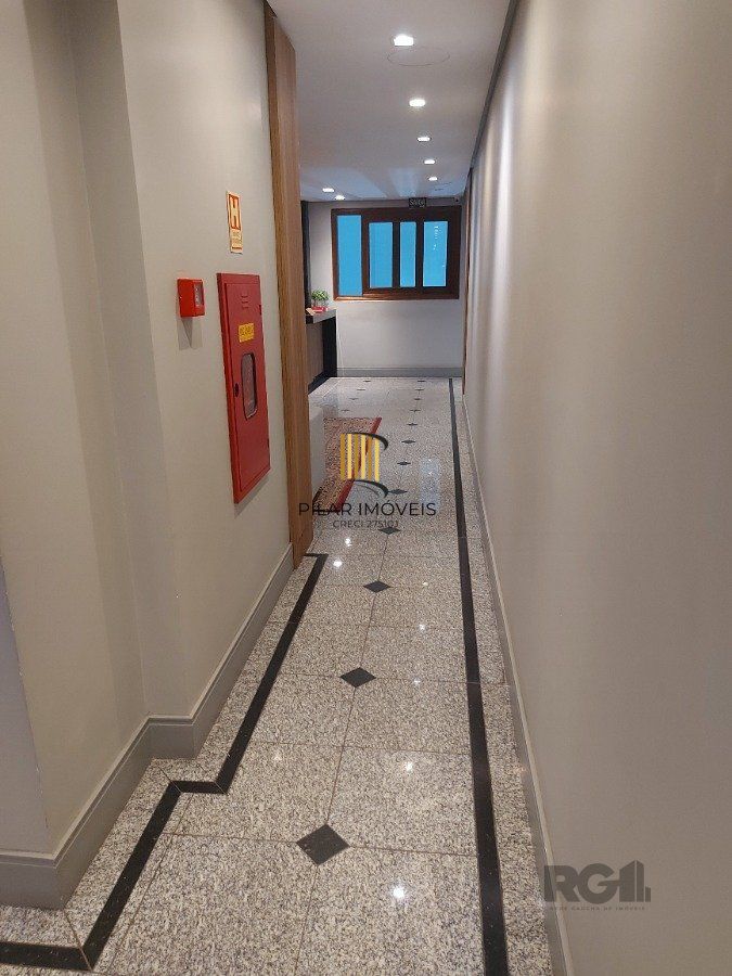 sala comercial, medindo 36,12 m² área privativa e 49,27 m² de área total, com 1 box coberto duplo, localizada no Moinhos de Vento