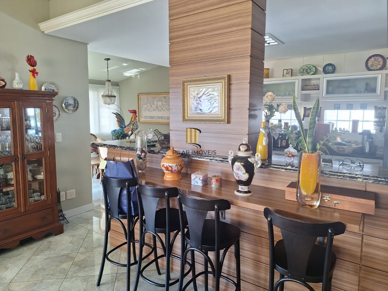 Excelente prédio na Vila Jardim Porto Alegre, de 870 metros de área construída com 02 apartamentos sendo  (#201 com 173,13m2 ) (#202 com 211,45m2) e 01cobertura com 180,00m2, sendo as 03 unidades totalmente mobiliadas com moveis sob medida, equipamentos de 1ª qualidade, Prédio com 05 vagas para estacionamento interno, coberto.