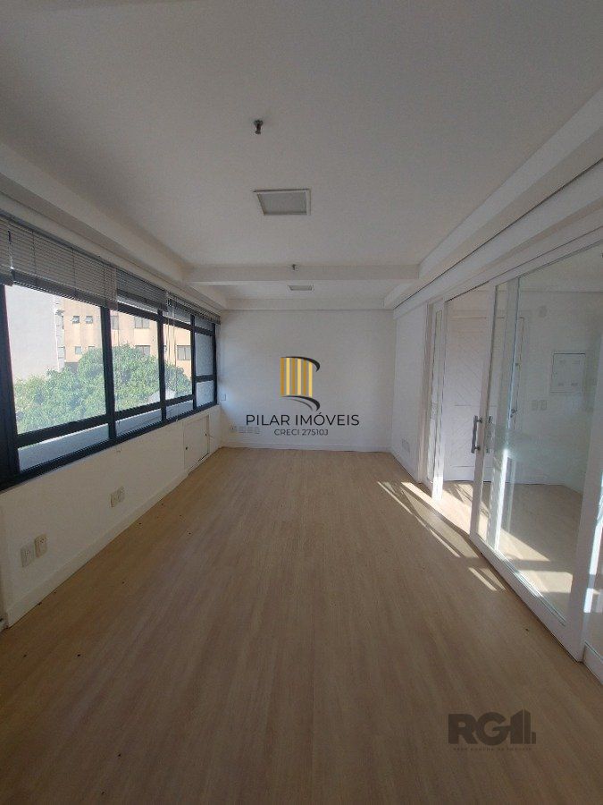 sala comercial, medindo 36,12 m² área privativa e 49,27 m² de área total, com 1 box coberto duplo, localizada no Moinhos de Vento
