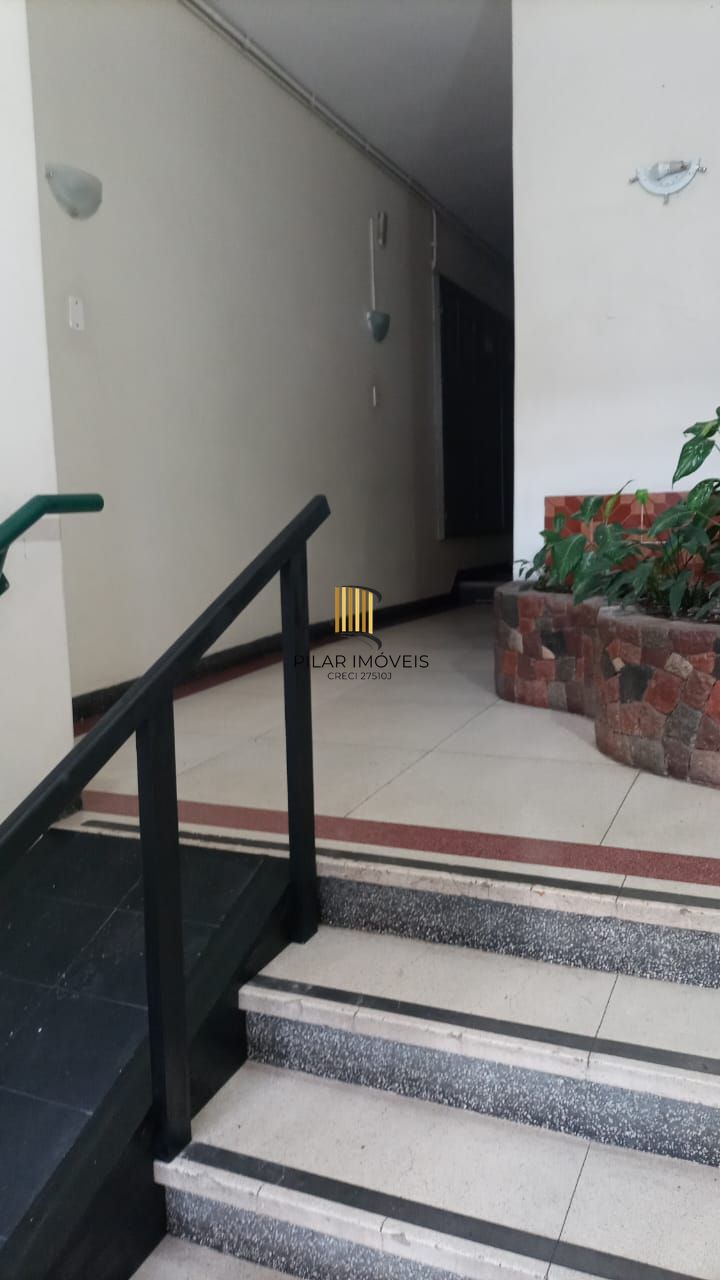 apartamento com 74m de área privativa, 02 dormitórios, sendo um deles com sacada, Rua Pinto Bandeira