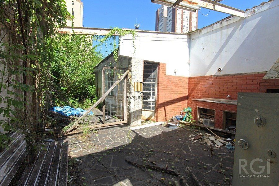 Casa/sobrado de alvenaria em pessimo estado,  com terreno de  5,70x44,00 (251m²)
