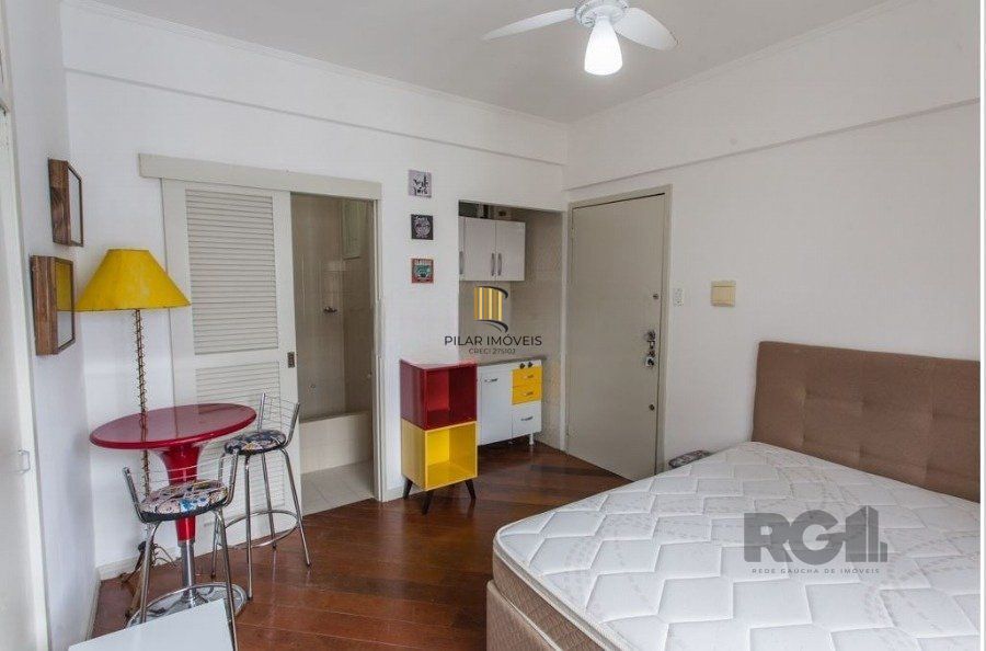 Excelente apto. JK com , banheiro montado, cozinha com armários, piso laminado, semi mobiliado, port. 24:00hrs, 02 elevadores.