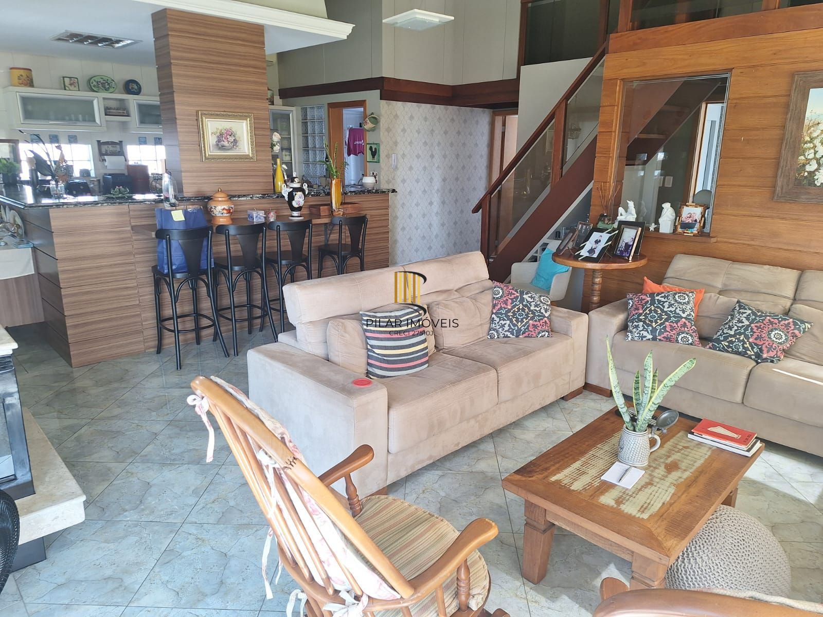 Excelente prédio na Vila Jardim Porto Alegre, de 870 metros de área construída com 02 apartamentos sendo  (#201 com 173,13m2 ) (#202 com 211,45m2) e 01cobertura com 180,00m2, sendo as 03 unidades totalmente mobiliadas com moveis sob medida, equipamentos de 1ª qualidade, Prédio com 05 vagas para estacionamento interno, coberto.