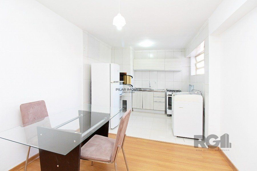 Apartamento 2 dormitórios com excelente localização, ventilado e iluminado., mobiliado, com churrasqueira ,  split nos quartos.