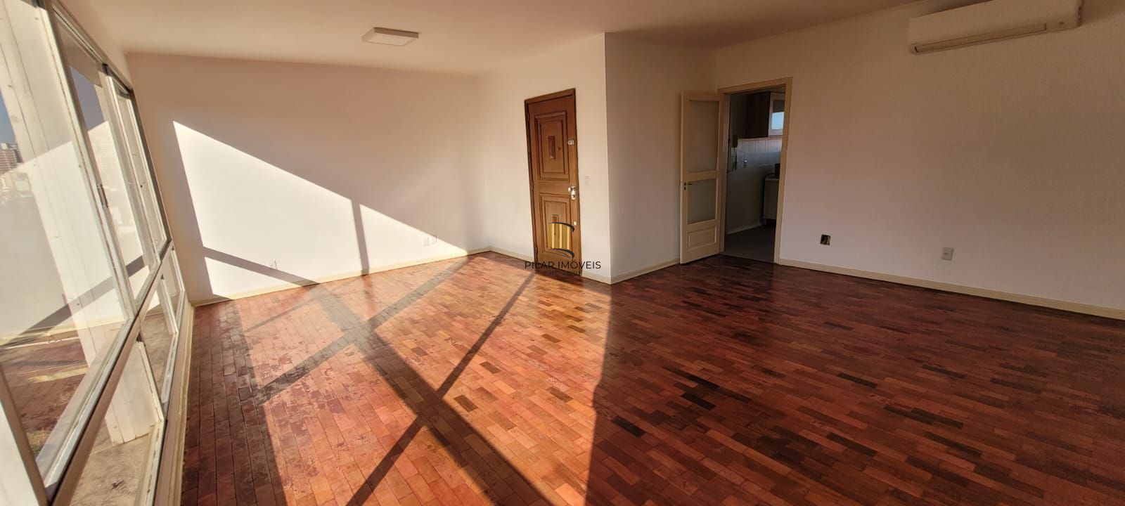 VENDA APARTAMENTO 3 DORMITÓRIOS, SUITE, GARAGEM, ELEVADOR, VISTA, EXCELENTE ORIENTAÇÃO SOLAR, BAIRRO RIO BRANCO JUNTO AO BOM FIM