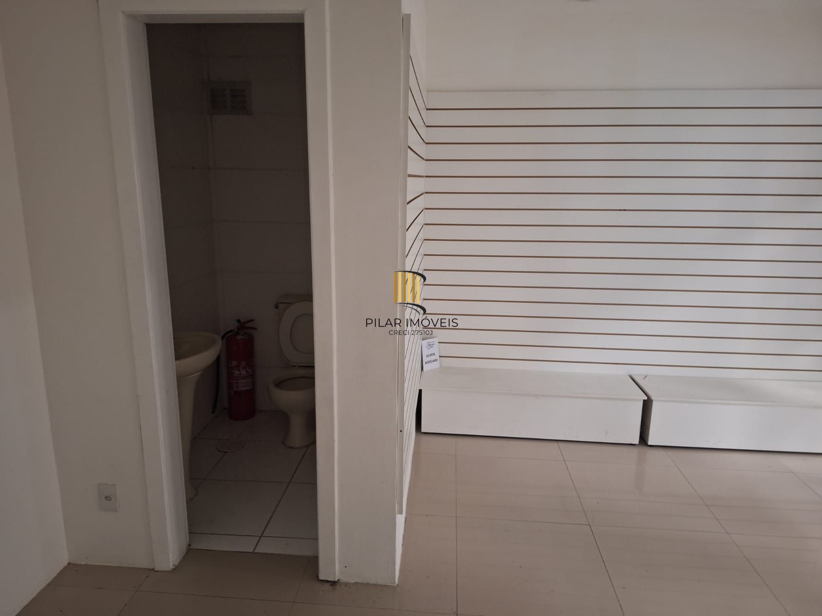 LOJA TÉRREA NA GALERIA QUINTA AVENIDA CENTER, Bairro Moinhos ,45,38 m2 com mezanino com vaga de garagem.