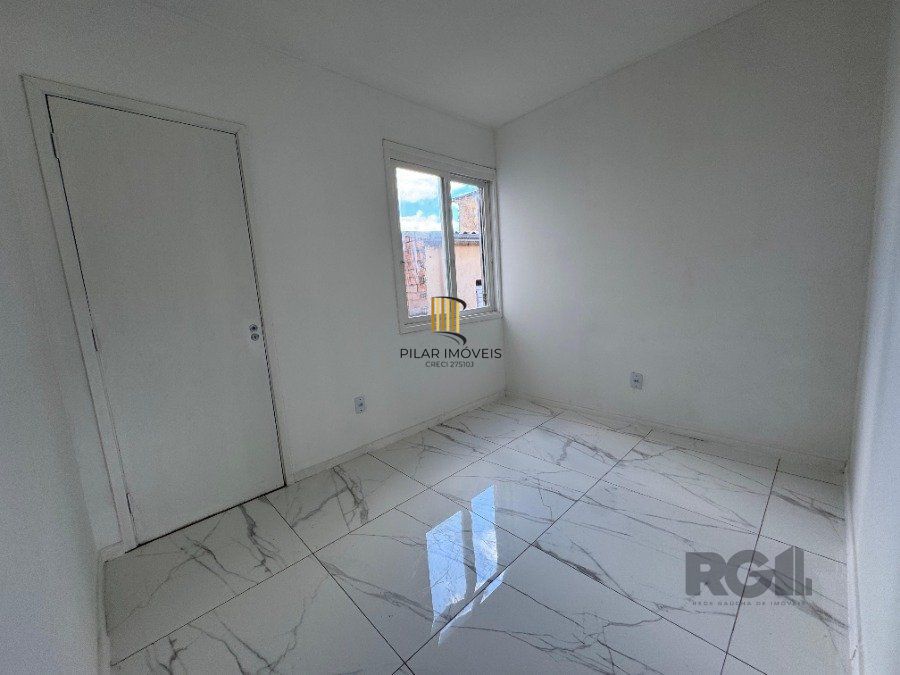 Apartamento com 54,70 m² de área privativa com dois dormitórios, sala, cozinha e área de serviço. Reformado.  Piso porcelanato