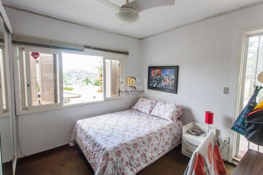 Casa para Venda - 400m², 3 dormitórios, sendo 1 suites, 5 vagas - Cristal