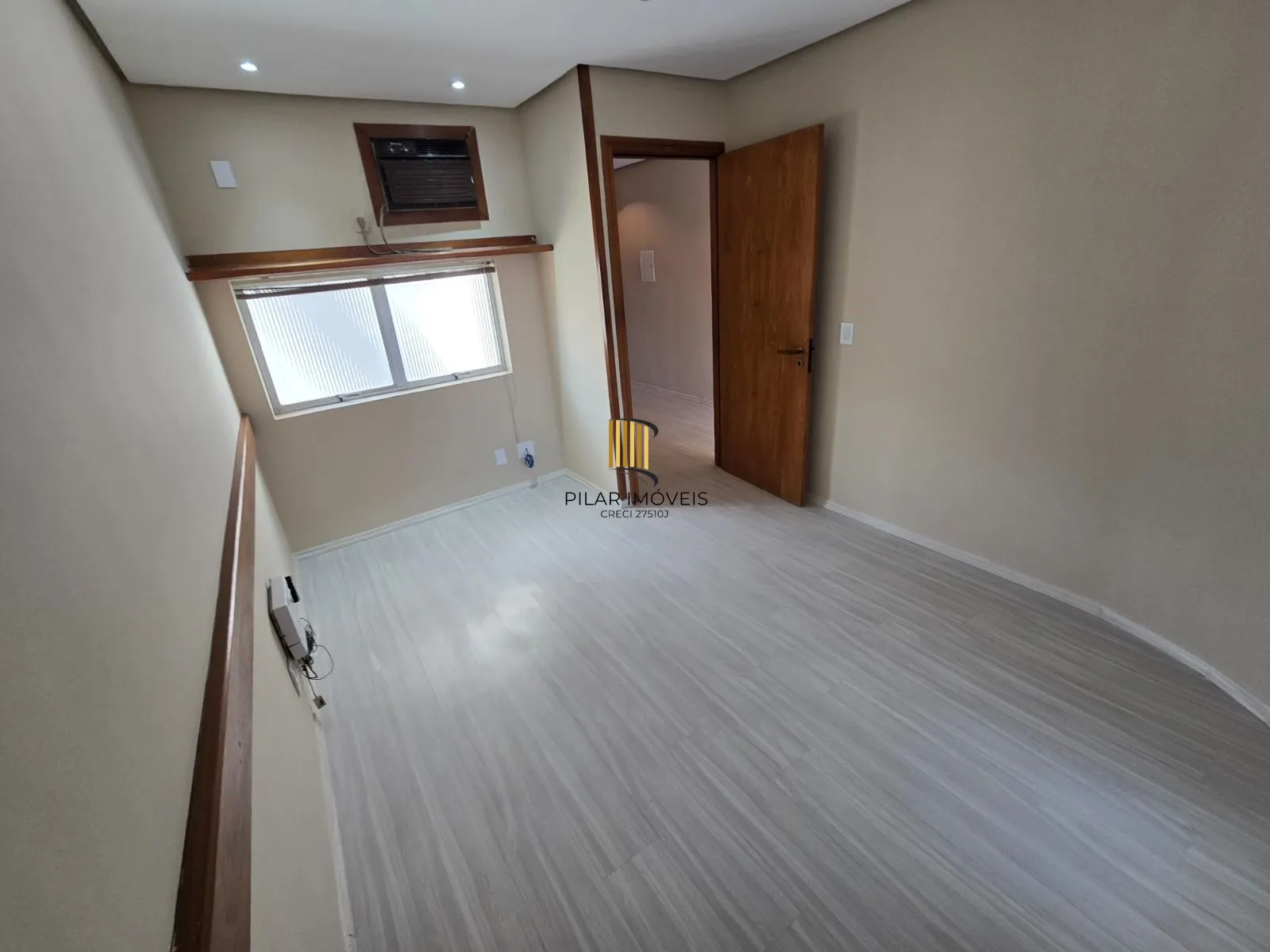 Conj/sala coml.48,09 m2 priv.rua Fabricio Pilar,Mont'Serrat.R$162 mil