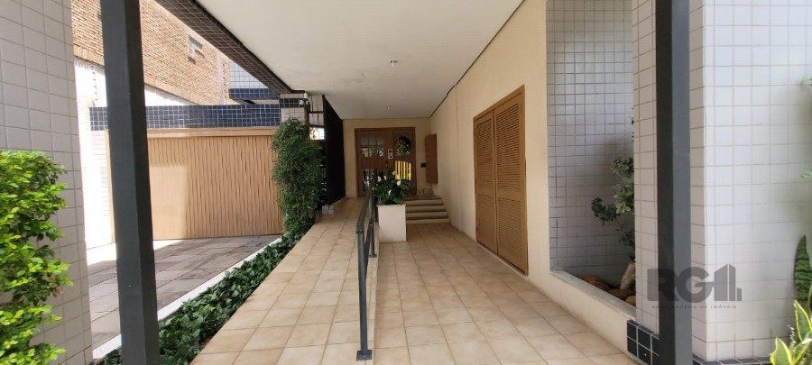 Apartamento de 2 dormitórios grande com suite, sacada fechada com churrasqueira, elevador, garagem, no Bairro São João / Higienópolis