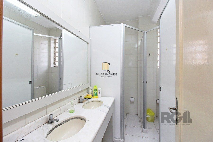 Apartamento a venda na Avenida Alberto Bins com 4 quartos, 2 banheiros, elevador, frente a fundos,  no coração do Centro Histórico de Porto Alegre