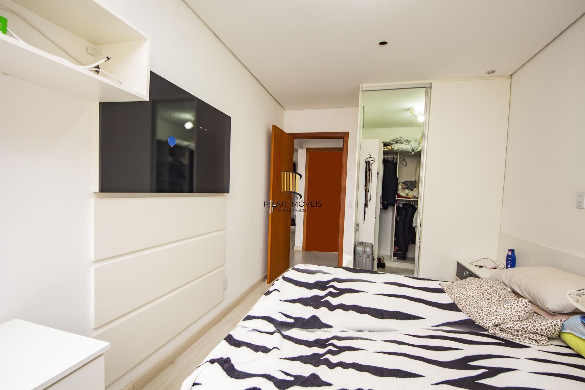 casa de rua com piscina