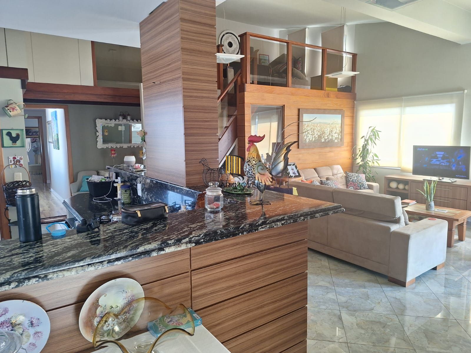 Excelente prédio na Vila Jardim Porto Alegre, de 870 metros de área construída com 02 apartamentos sendo  (#201 com 173,13m2 ) (#202 com 211,45m2) e 01cobertura com 180,00m2, sendo as 03 unidades totalmente mobiliadas com moveis sob medida, equipamentos de 1ª qualidade, Prédio com 05 vagas para estacionamento interno, coberto.