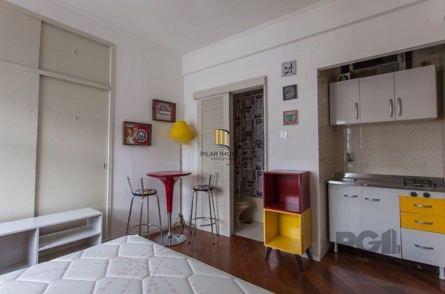 Excelente apto. JK com , banheiro montado, cozinha com armários, piso laminado, semi mobiliado, port. 24:00hrs, 02 elevadores. - Pilar Imóveis