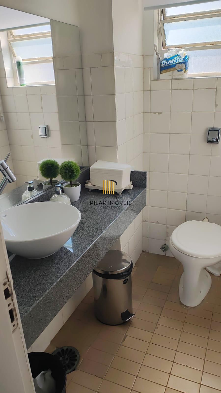 Excelente conjunto/sala separadas em sala 1001 e sala 1002 com 123, 68 m2 privativo cada sala (247,36m2 total das duas) 02 banheiro, 02 copas. Rua Andrade Neves.