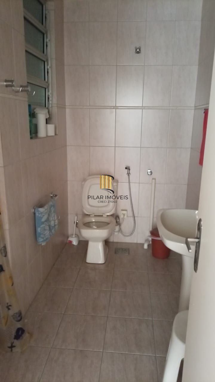 apartamento com 74m de área privativa, 02 dormitórios, sendo um deles com sacada, Rua Pinto Bandeira