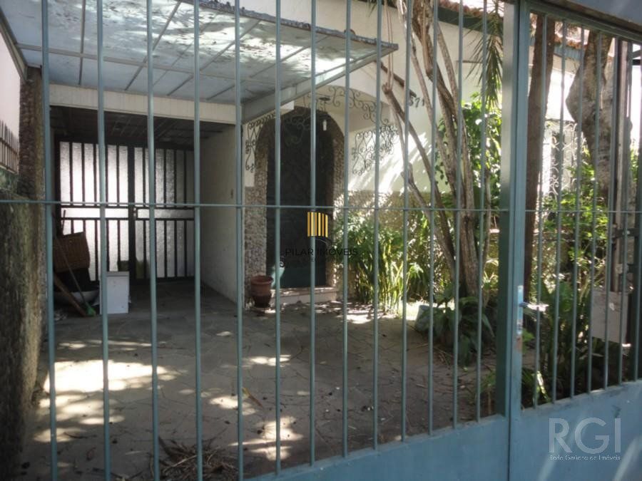 Casa para Venda - 250m², 4 dormitórios, sendo 1 suites, 2 vagas - Petrópolis