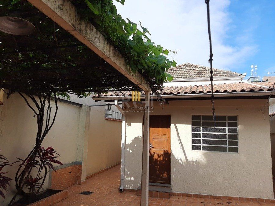 Casa para Venda - 150m², 3 dormitórios, sendo 1 suites, 4 vagas - Floresta