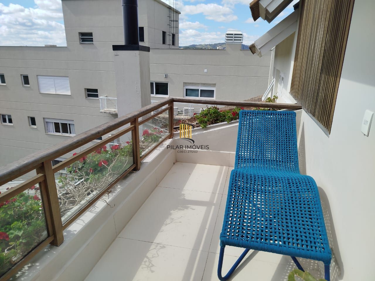 Venda casa em condomínio semi-novo com 330 metros quadrados privativos, 3 suítes, sendo 2 imensas e uma delas com lareira, lavabo, churrasqueira, terraço, piscina
