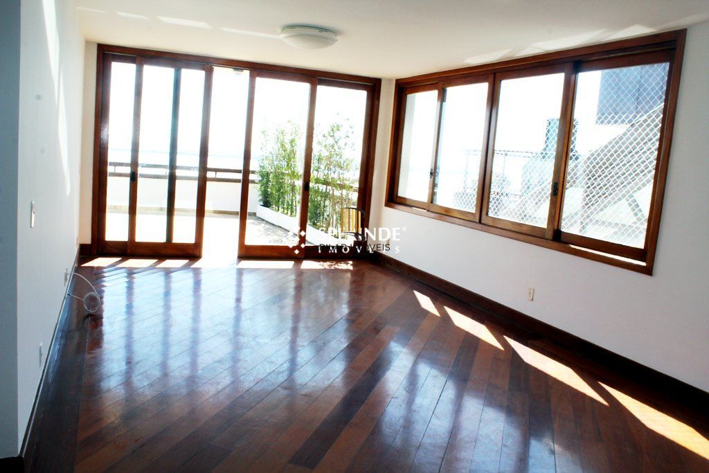 Venda Apartamento tipo Cobertura horizontal com vista panorâmica com Três quartos, uma suíte com banheira de hidromassagem, closet. Junto ao Menino Deus