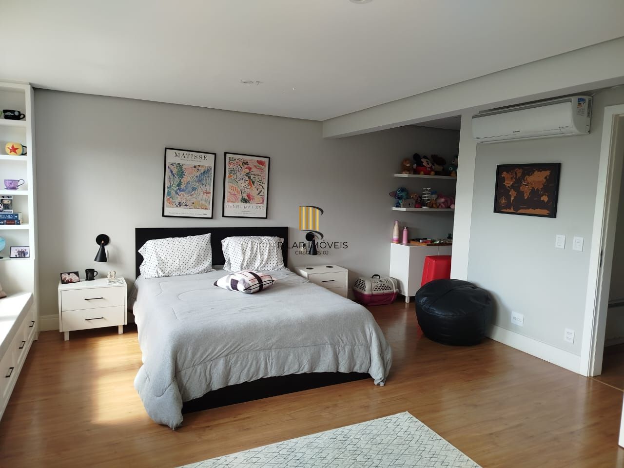 Venda casa em condomínio semi-novo com 330 metros quadrados privativos, 3 suítes, sendo 2 imensas e uma delas com lareira, lavabo, churrasqueira, terraço, piscina