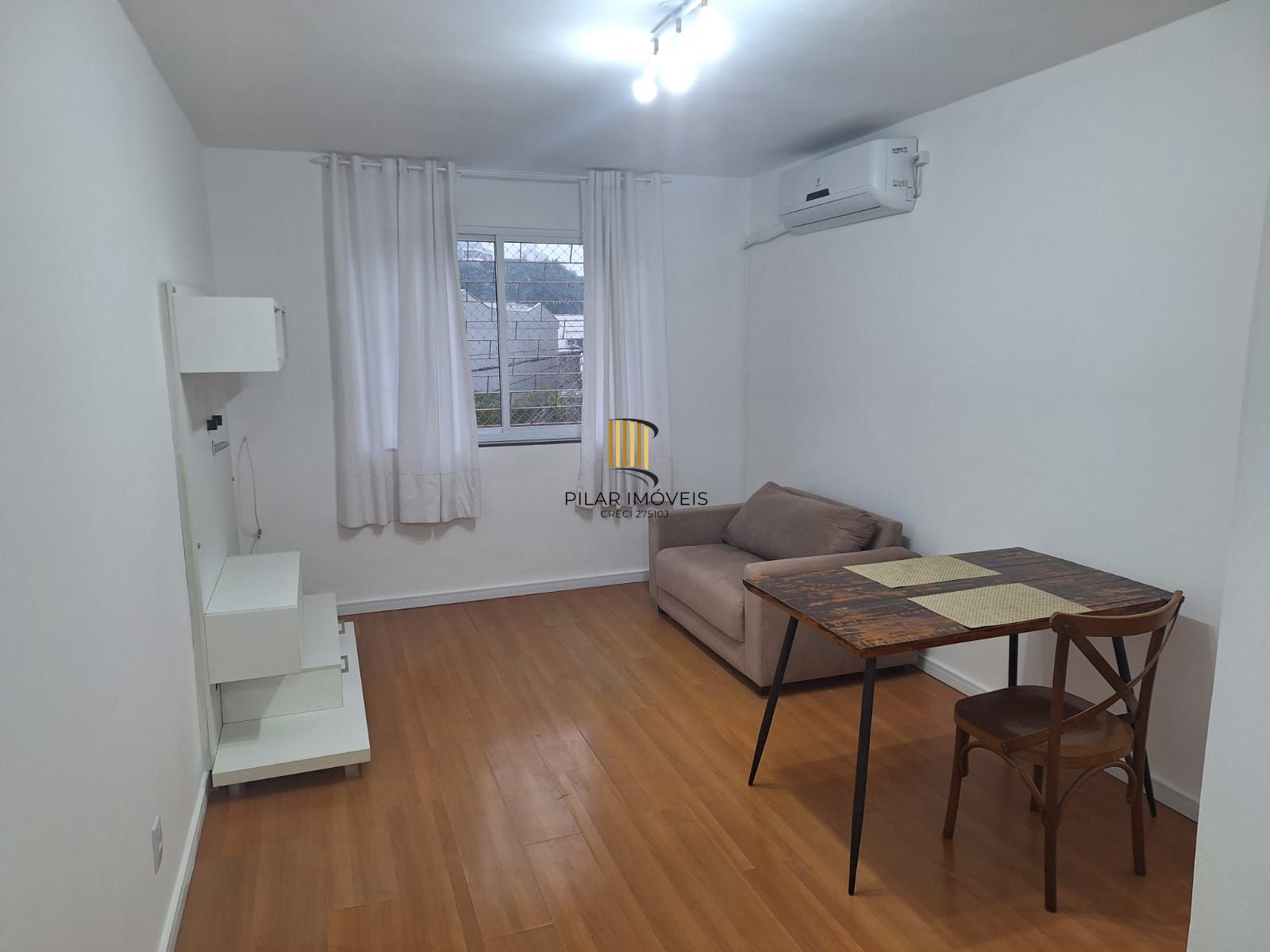 Excelente apto. de frente com 48m2 de área privativa, no bairro Santa Cecilia, com 01 amplo dormitorio