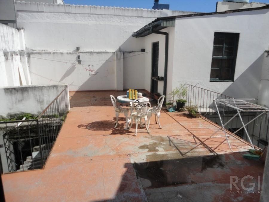 Casa para Venda - 250m², 4 dormitórios, sendo 1 suites, 2 vagas - Petrópolis