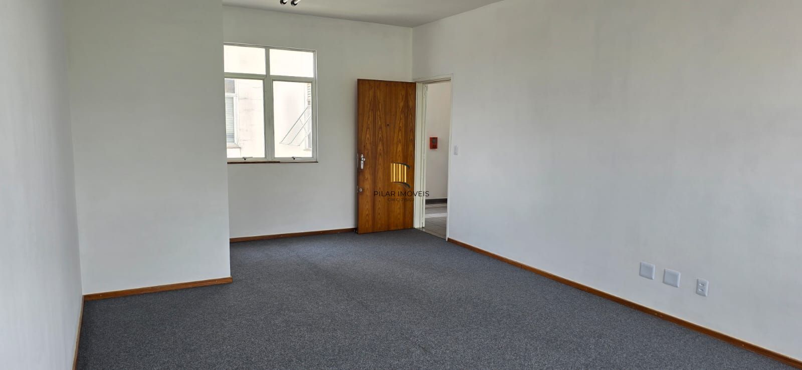 Excelente sala comercial de frente para a av. Polonia,