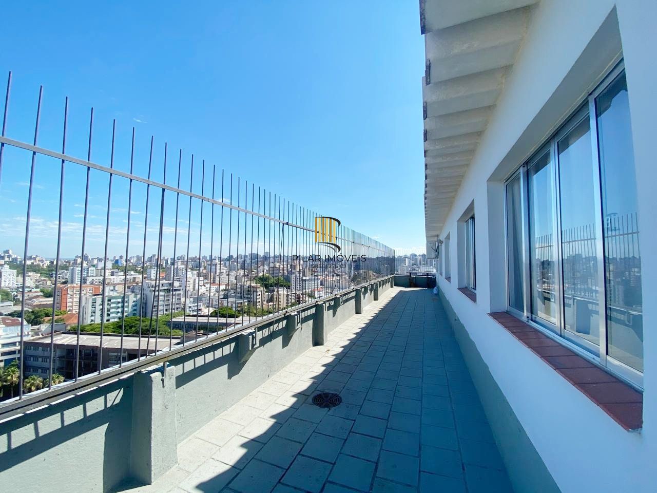 Apartamento  reformado de 3 dormitórios transformado em 2 perto da Redenção