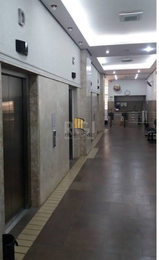 Sala comercial com 55,0 m2, com 2 banheiros e piso com porcelanato.