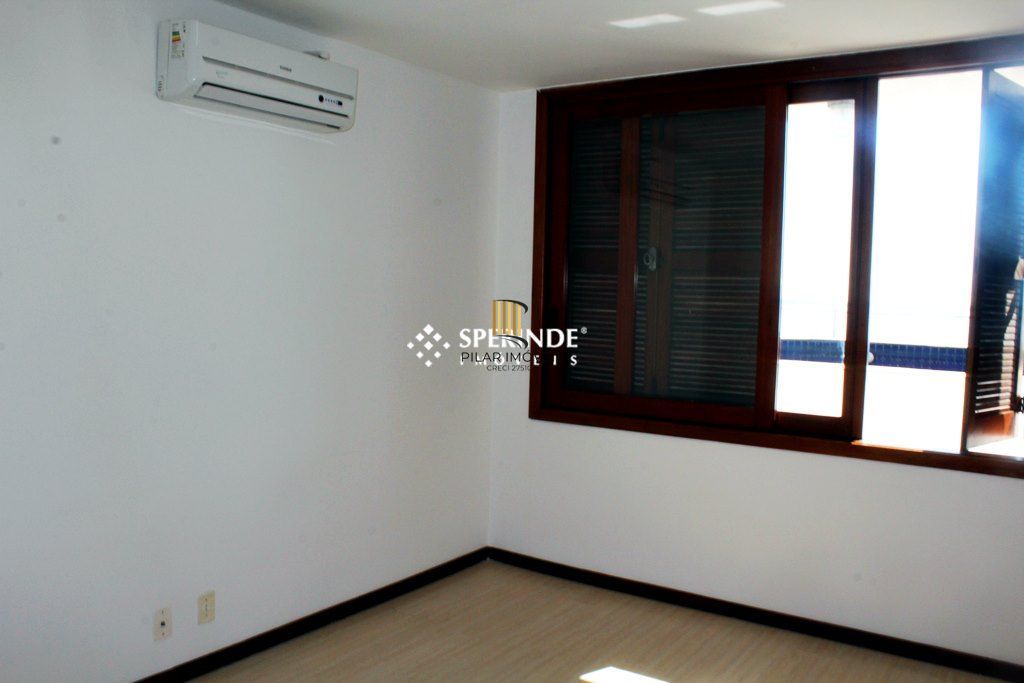Venda Apartamento tipo Cobertura horizontal com vista panorâmica com Três quartos, uma suíte com banheira de hidromassagem, closet. Junto ao Menino Deus