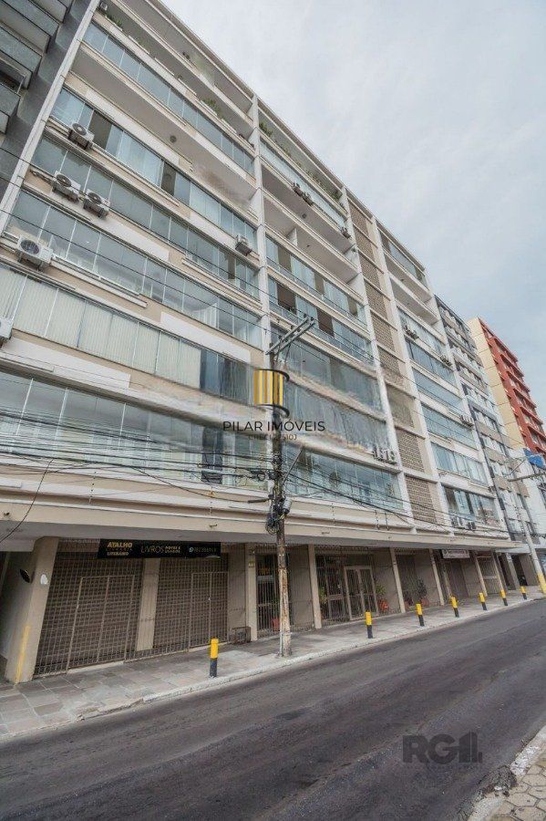 Ampla apartamento 3 dormitorios,living 2 ambientes na Cidade Baixa, com 2 garagem,