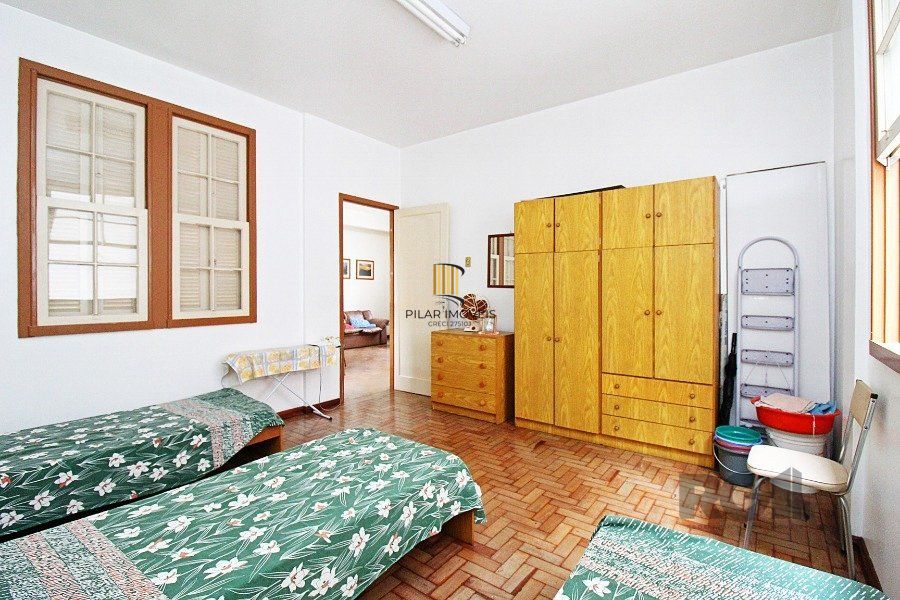 Apartamento a venda na Avenida Alberto Bins com 4 quartos, 2 banheiros, elevador, frente a fundos,  no coração do Centro Histórico de Porto Alegre