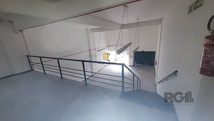 Loja a Venda na Rua Félix da Cunha, com 150m², Moinhos de Vento, entre a Av Cristóvão e Rua  Marques do Pombal, com amplo salão