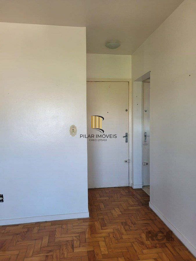 Apartamento 2 dormitórios com vaga no Bairro Cristal.