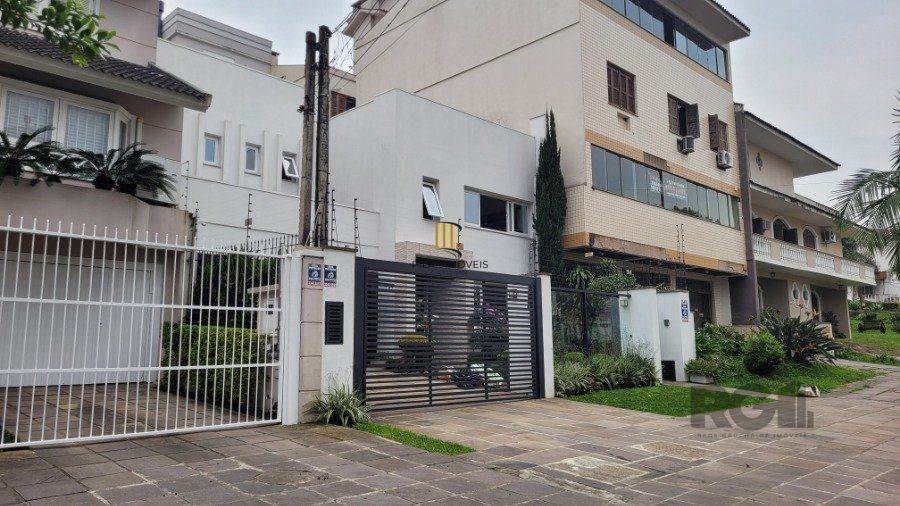 Venda, casa com 3 dormitórios, sendo 2 suítes, piscina, opção para 4º dormitório, 4 vagas, na Chácara das pedras, Porto Alegre RS