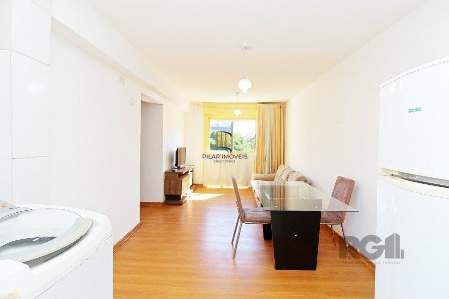 Apartamento 2 dormitórios com excelente localização, ventilado e iluminado., mobiliado, com churrasqueira ,  split nos quartos.