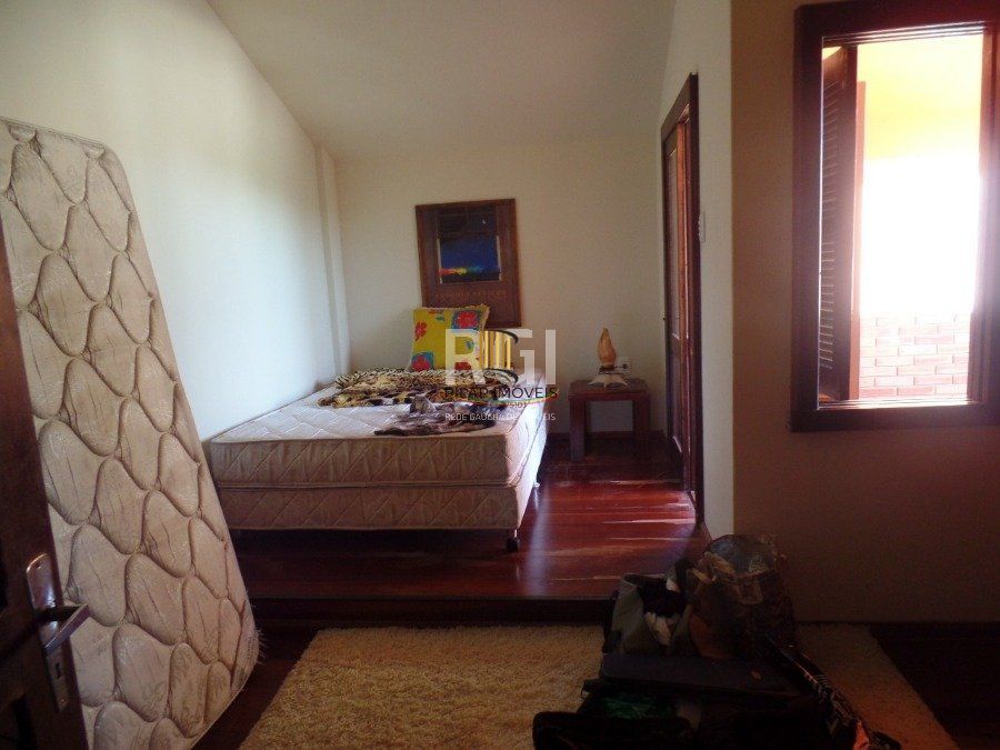 Casa para Venda - 180m², 3 dormitórios, sendo 1 suites, 2 vagas - Zona Nova
