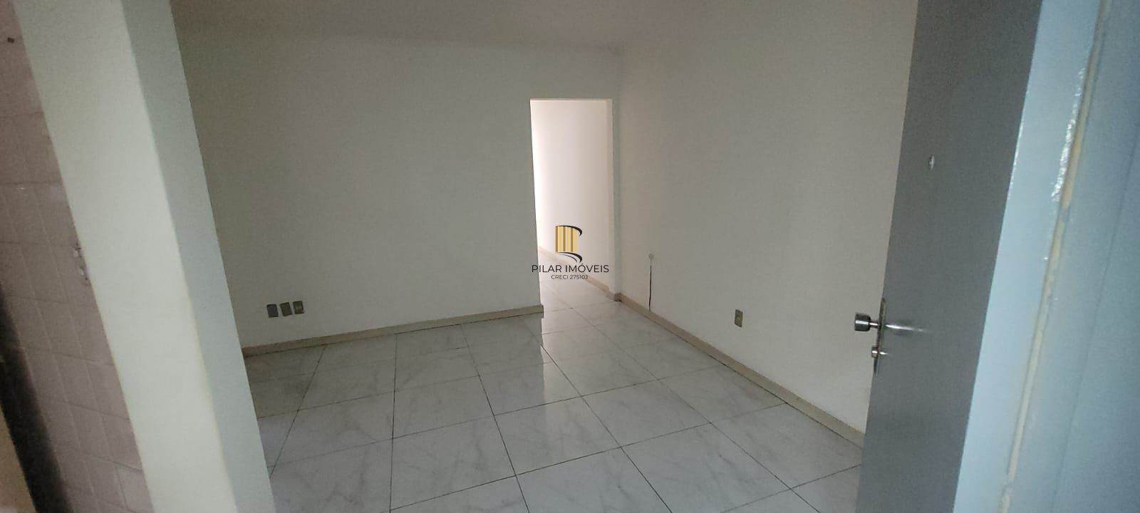 VENDA apartamento de 2 quartos térreo, localizado na rua Felipe de Oliveira, bairro Petrópolis