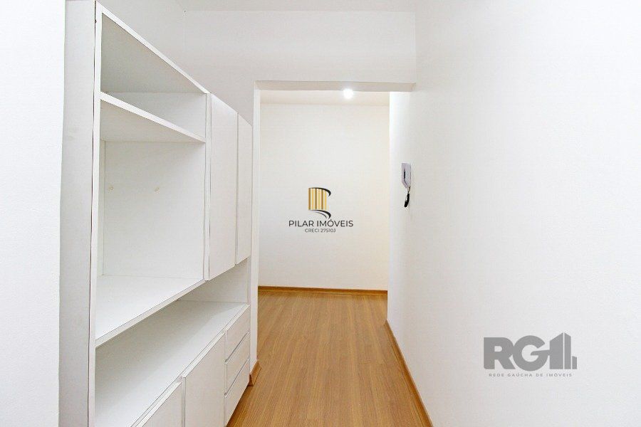 Apartamento 2 dormitórios com excelente localização, ventilado e iluminado., mobiliado, com churrasqueira ,  split nos quartos.