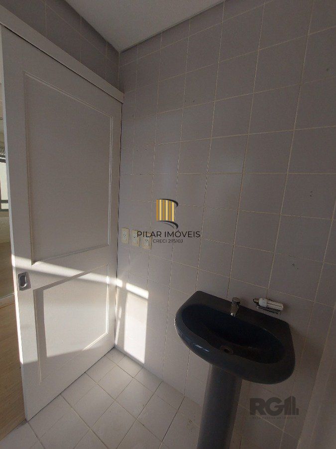 sala comercial, medindo 36,12 m² área privativa e 49,27 m² de área total, com 1 box coberto duplo, localizada no Moinhos de Vento