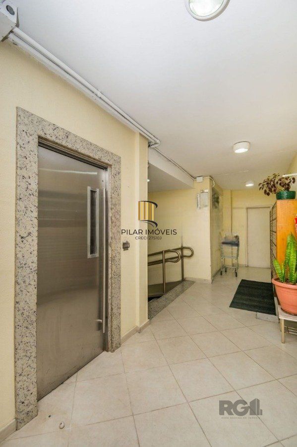 Ampla apartamento 3 dormitorios,living 2 ambientes na Cidade Baixa, com 2 garagem,