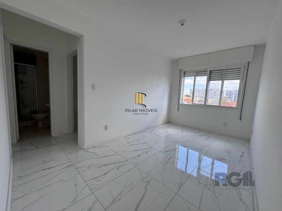 Apartamento com 54,70 m² de área privativa com dois dormitórios, sala, cozinha e área de serviço. Reformado.  Piso porcelanato